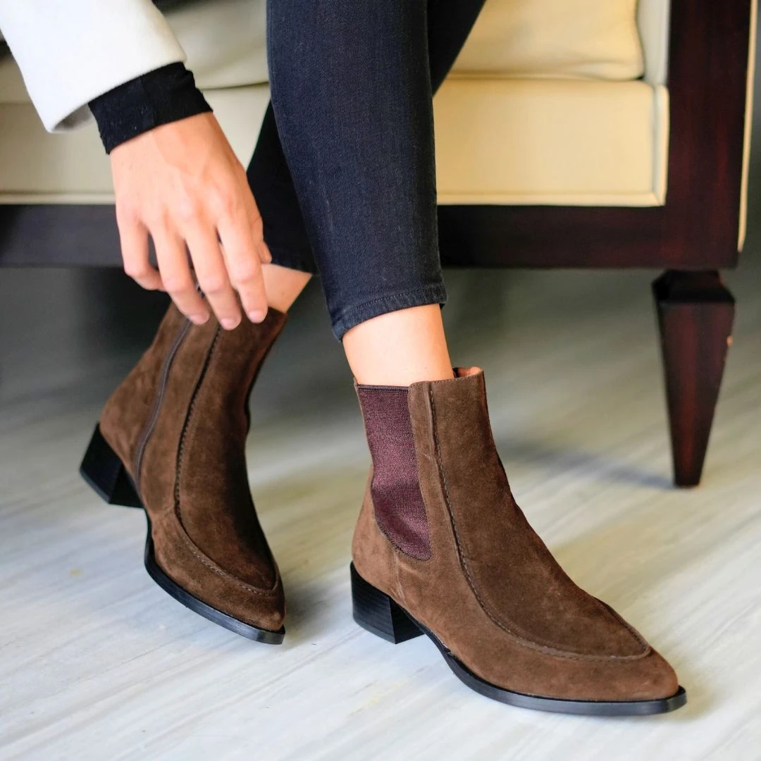 HARRY 40 - ChocolateRegina Romero Zapato Bota Botin Tacon Alto Para Dama En Piel 2 HARRY 40 - ChocolateRegina Romero Zapato Bota Botin Tacon Alto Para Dama En Piel - Imagen 2