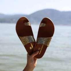 AMAYA - Oro Claro Regina Romero Resort Zapato Sandalia De Piso Para Dama En Piel -Reginaromero Tienda de ventas Regina Romero Resort Sandalia Amaya Piel Cheetah Oro 7