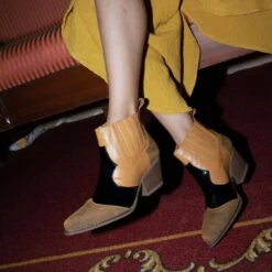 MADDIE 60 Edicion Limitada - Charol Negro Y Miel Regina Romero Zapato Bota Botin Tacon Bajo Para Dama En Piel -Reginaromero Tienda de ventas Regina Romero Bota Botin Maddie Piel Negro Miel 7