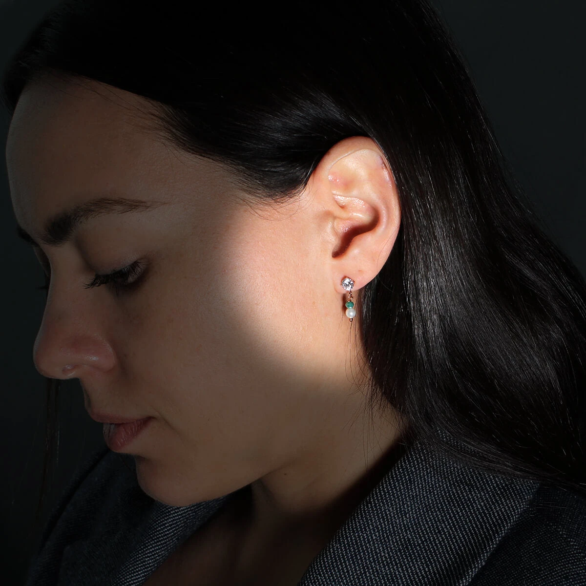 ARETES TAORMINA - Verde Esmeralda Y Plateado Regina RomeroArete Para Dama 2 ARETES TAORMINA - Verde Esmeralda Y Plateado Regina RomeroArete Para Dama - Imagen 2