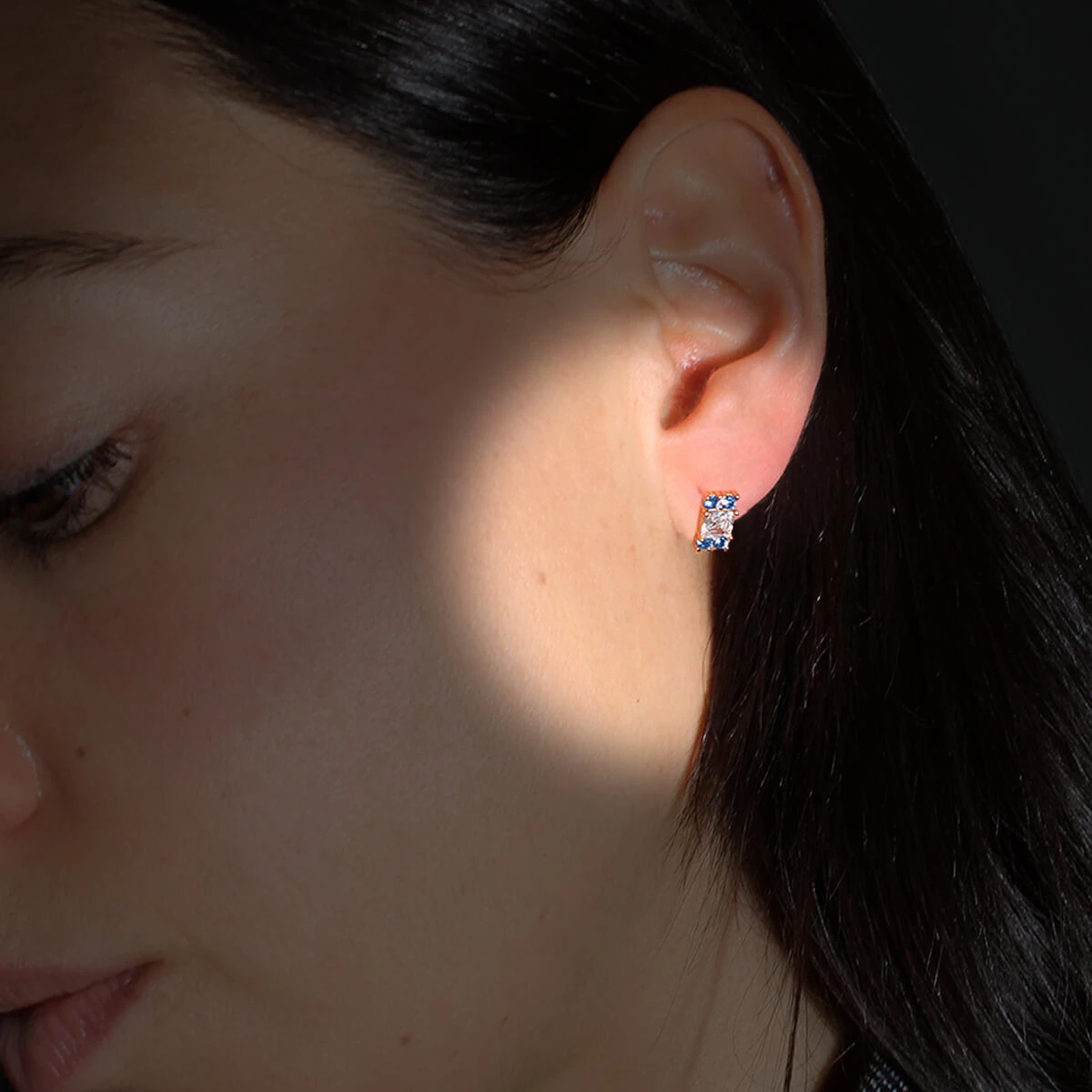 CORDOBA - Color Zafiro Marino Y Oro Rosado Regina RomeroArete Para Dama 2 CORDOBA - Color Zafiro Marino Y Oro Rosado Regina RomeroArete Para Dama - Imagen 2