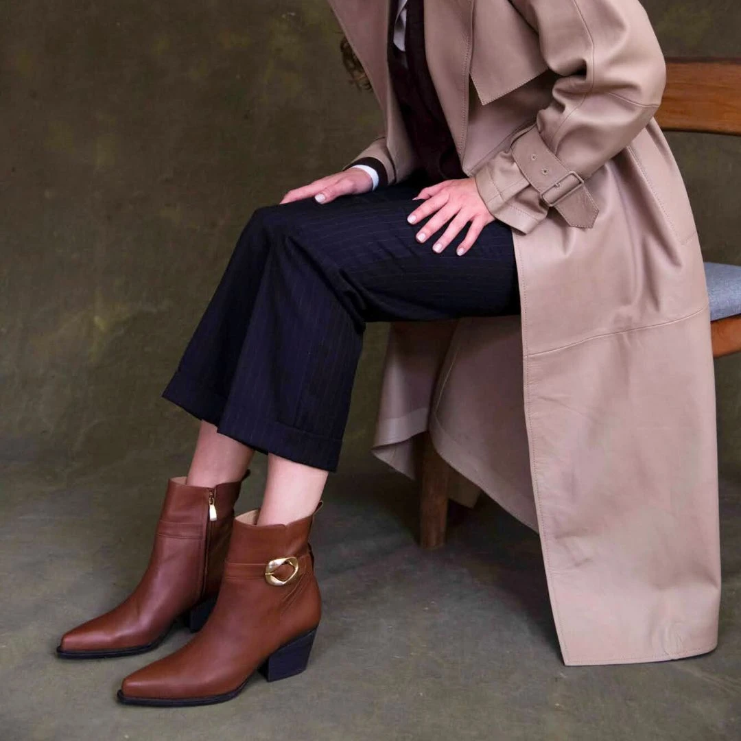 AUSTIN 60 - Avellana Regina Romero Zapato Bota Botin Tacon Bajo Para Dama En Piel 2 AUSTIN 60 - Avellana Regina Romero Zapato Bota Botin Tacon Bajo Para Dama En Piel - Imagen 2