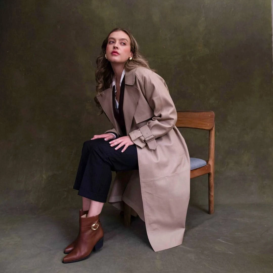 AUSTIN 60 - Avellana Regina Romero Zapato Bota Botin Tacon Bajo Para Dama En Piel 3 AUSTIN 60 - Avellana Regina Romero Zapato Bota Botin Tacon Bajo Para Dama En Piel - Imagen 3