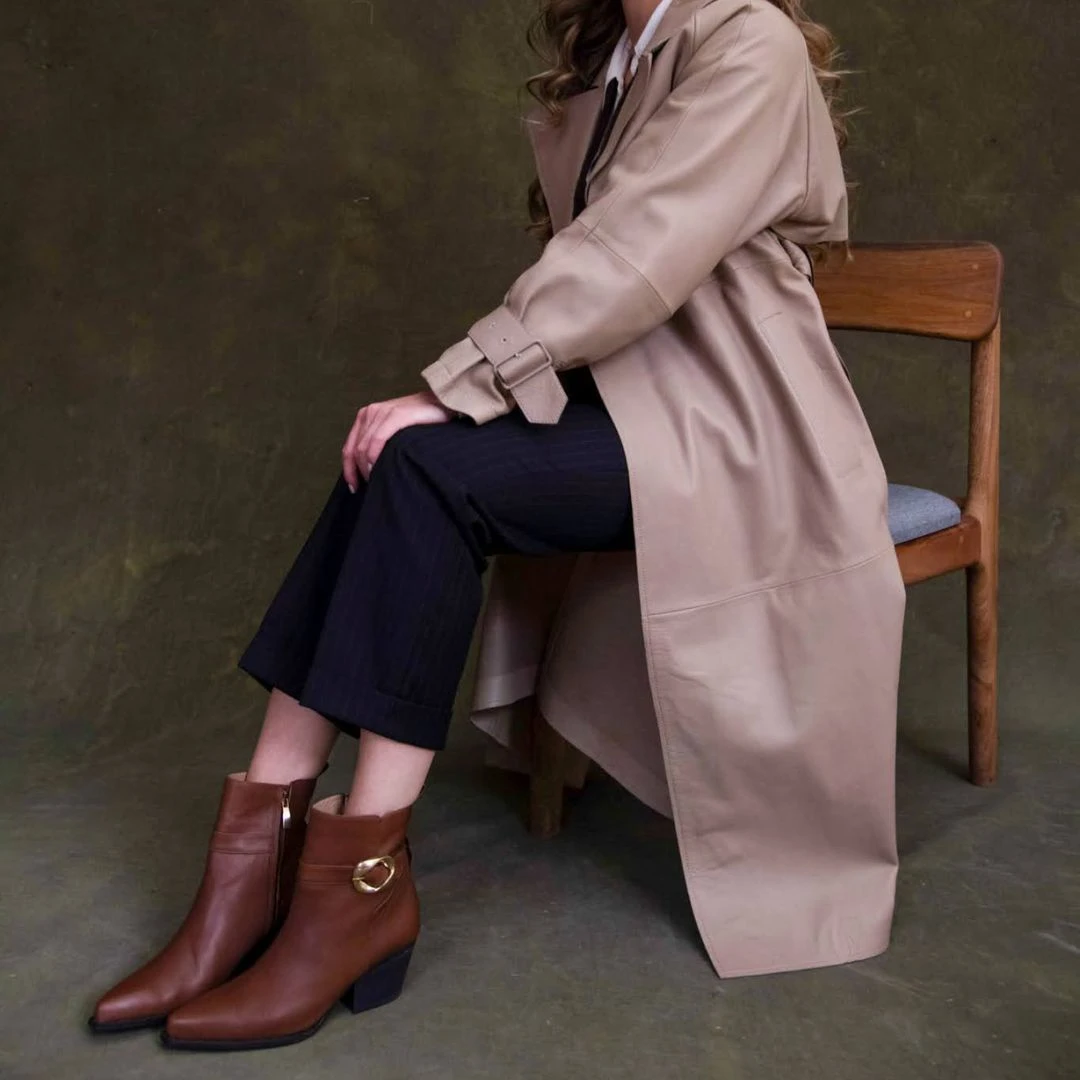 AUSTIN 60 - Avellana Regina Romero Zapato Bota Botin Tacon Bajo Para Dama En Piel 5 AUSTIN 60 - Avellana Regina Romero Zapato Bota Botin Tacon Bajo Para Dama En Piel - Imagen 5