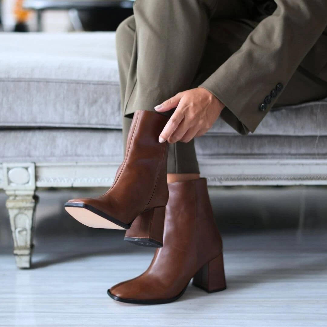 MOSCU 75 - Cafe Oscuro Regina Romero Zapato Bota Botin Tacon Alto Para Dama En Piel 2 MOSCU 75 - Cafe Oscuro Regina Romero Zapato Bota Botin Tacon Alto Para Dama En Piel - Imagen 2