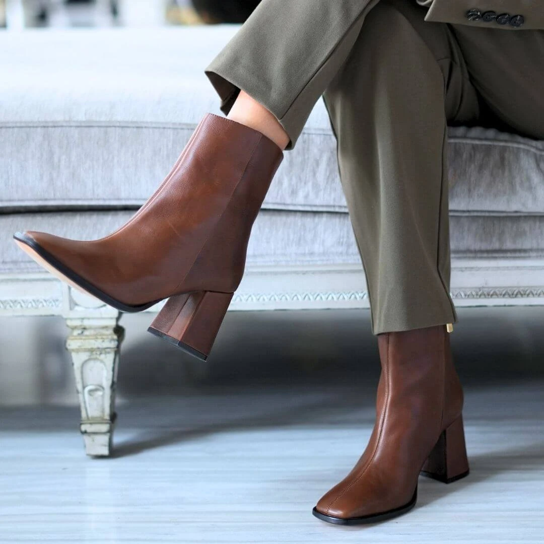 MOSCU 75 - Cafe Oscuro Regina Romero Zapato Bota Botin Tacon Alto Para Dama En Piel 3 MOSCU 75 - Cafe Oscuro Regina Romero Zapato Bota Botin Tacon Alto Para Dama En Piel - Imagen 3