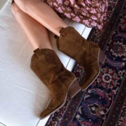 BAILEY 60 - Gamuza Oro Viejo Regina Romero Zapato Bota Botin Tacon Bajo Para Dama En Piel 14 BAILEY 60 - Gamuza Oro Viejo Regina Romero Zapato Bota Botin Tacon Bajo Para Dama En Piel -Reginaromero Tienda de ventas Regina Romero bota botin tacon bajo Bailey 60 oro viejo piel 10