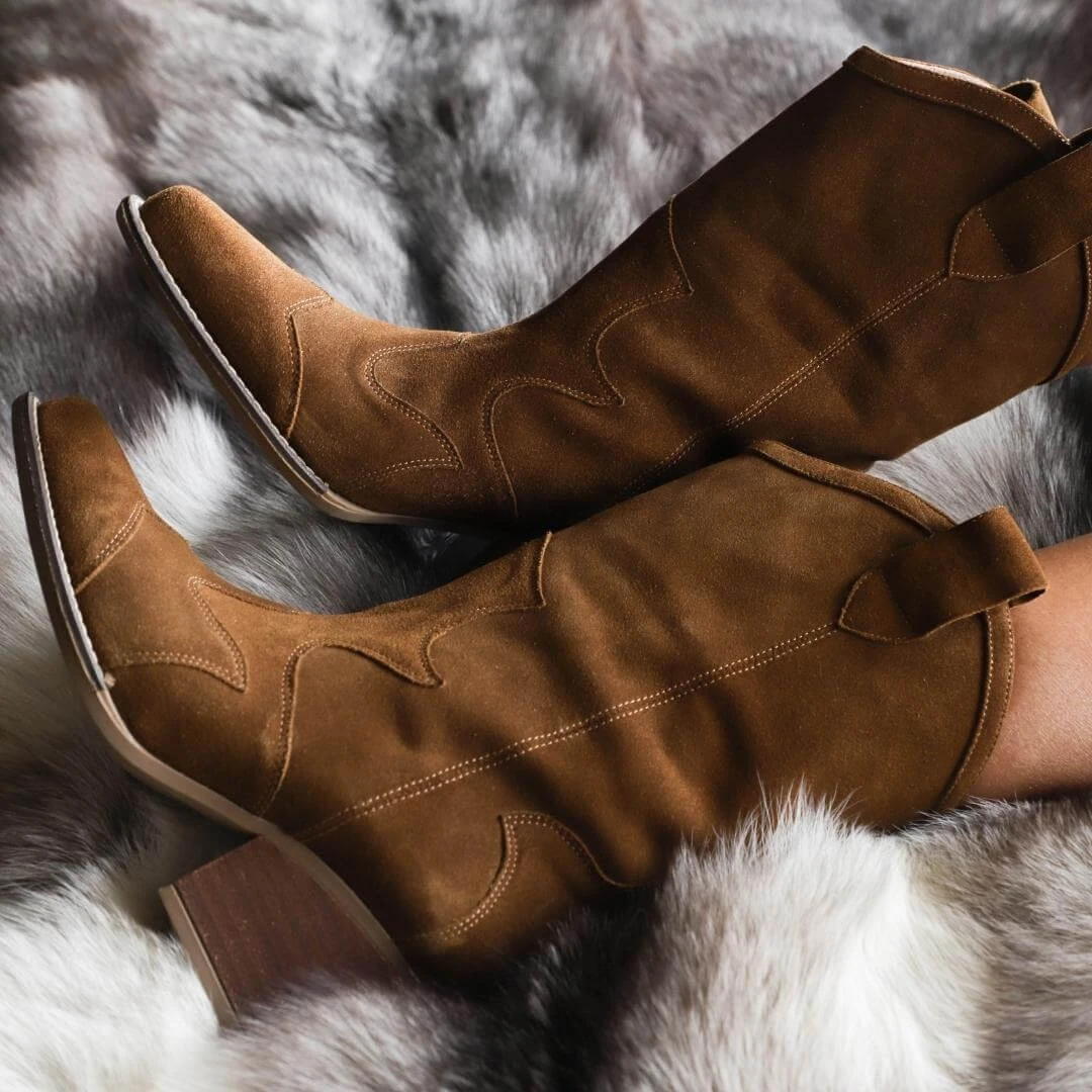 BAILEY 60 - Gamuza Oro Viejo Regina Romero Zapato Bota Botin Tacon Bajo Para Dama En Piel 4 BAILEY 60 - Gamuza Oro Viejo Regina Romero Zapato Bota Botin Tacon Bajo Para Dama En Piel - Imagen 4