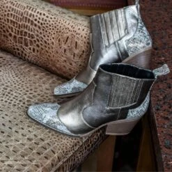 MADDIE 60 - Gris Regina Romero Zapato Bota Botin Tacon Bajo Para Dama En Piel 11 MADDIE 60 - Gris Regina Romero Zapato Bota Botin Tacon Bajo Para Dama En Piel -Reginaromero Tienda de ventas Regina Romero bota botin vaquera Maddie snake gris 8