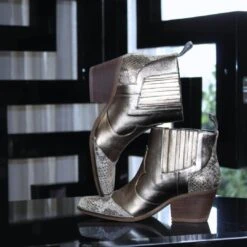 MADDIE 60 - Gris Regina Romero Zapato Bota Botin Tacon Bajo Para Dama En Piel 12 MADDIE 60 - Gris Regina Romero Zapato Bota Botin Tacon Bajo Para Dama En Piel -Reginaromero Tienda de ventas Regina Romero bota botin vaquera Maddie snake gris 9