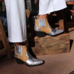 MADDIE 60 Edicion Limitada - Plata Regina Romero Zapato Bota Botin Tacon Bajo Para Dama En Piel -Reginaromero Tienda de ventas Regina Romero botin Maddie edicion especial cheetah plata 3