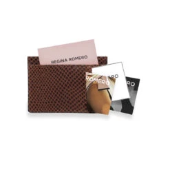 BLISS - Cafe Oscuro Regina Romero Accesorio Tarjetero Para Dama En Piel 7 BLISS - Cafe Oscuro Regina Romero Accesorio Tarjetero Para Dama En Piel -Reginaromero Tienda de ventas Regina Romero tarjetero Bliss cafe obscuro piel 4