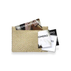 BLISS - Oro Regina Romero Accesorio Tarjetero Para Dama En Piel 7 BLISS - Oro Regina Romero Accesorio Tarjetero Para Dama En Piel -Reginaromero Tienda de ventas Regina Romero tarjetero Bliss oro piel 4