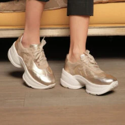 KATINA - Beige Y Dorado Regina Romero Zapato Tenis Urbano Sport Para Dama En Piel -Reginaromero Tienda de ventas Regina Romero tenis plataforma urbano Katina seda piel 06