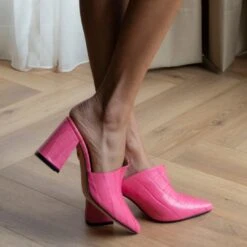 DENISE 80 - Rosa Regina Romero Zapato Zapatilla Tacon Alto Para Dama En Piel -Reginaromero Tienda de ventas Regina Romero zapatilla mule Denisse croco rosa piel 7 01a8434f efe4 4aff bef8 900f4855d7b6