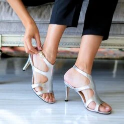 MILA 85 - Plata Regina Romero Zapato Sandalia Zapatilla Tacon Alto Para Dama En Piel 12 MILA 85 - Plata Regina Romero Zapato Sandalia Zapatilla Tacon Alto Para Dama En Piel -Reginaromero Tienda de ventas Regina Romero zapatilla sandalia Mila plata piel 09