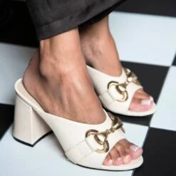 BASS 75 - Latte Regina Romero Zapato Sandalia Zapatilla Tacon Alto Para Dama En Piel -Reginaromero Tienda de ventas Regina Romero zapatilla sandalia mule Bass blanco piel 7 79478cb4 ad2b 4417 81dc 692673b63346