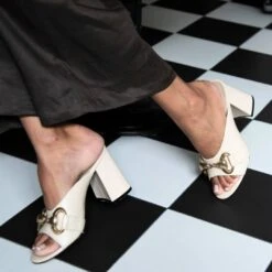 BASS 75 - Latte Regina Romero Zapato Sandalia Zapatilla Tacon Alto Para Dama En Piel -Reginaromero Tienda de ventas Regina Romero zapatilla sandalia mule Bass blanco piel 8