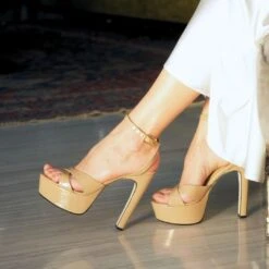 NINA 135 - Charol Beige Regina Romero Zapato Sandalia Plataforma Tacon Alto Para Dama En Piel 10 NINA 135 - Charol Beige Regina Romero Zapato Sandalia Plataforma Tacon Alto Para Dama En Piel -Reginaromero Tienda de ventas Regina Romero zapatilla sandalia plataforma Nina beige charol piel 12