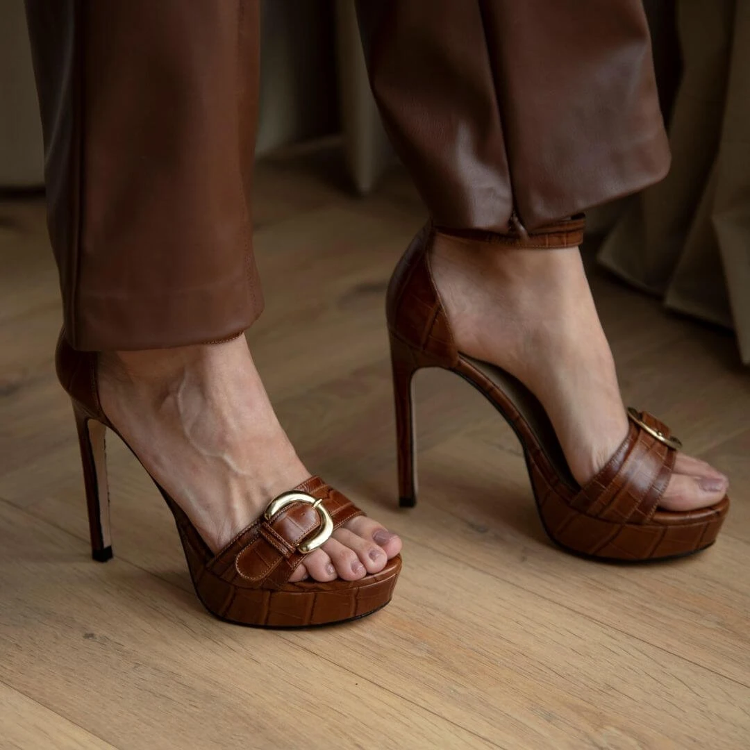 TROPEZ 135 - Cafe Regina Romero Zapato Sandalia Plataforma Tacon Alto Para Dama En Piel 2 TROPEZ 135 - Cafe Regina Romero Zapato Sandalia Plataforma Tacon Alto Para Dama En Piel - Imagen 2