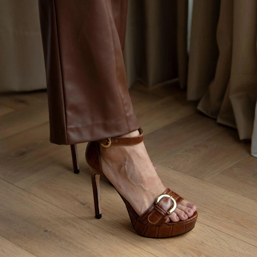 TROPEZ 135 - Cafe Regina Romero Zapato Sandalia Plataforma Tacon Alto Para Dama En Piel 3 TROPEZ 135 - Cafe Regina Romero Zapato Sandalia Plataforma Tacon Alto Para Dama En Piel - Imagen 3