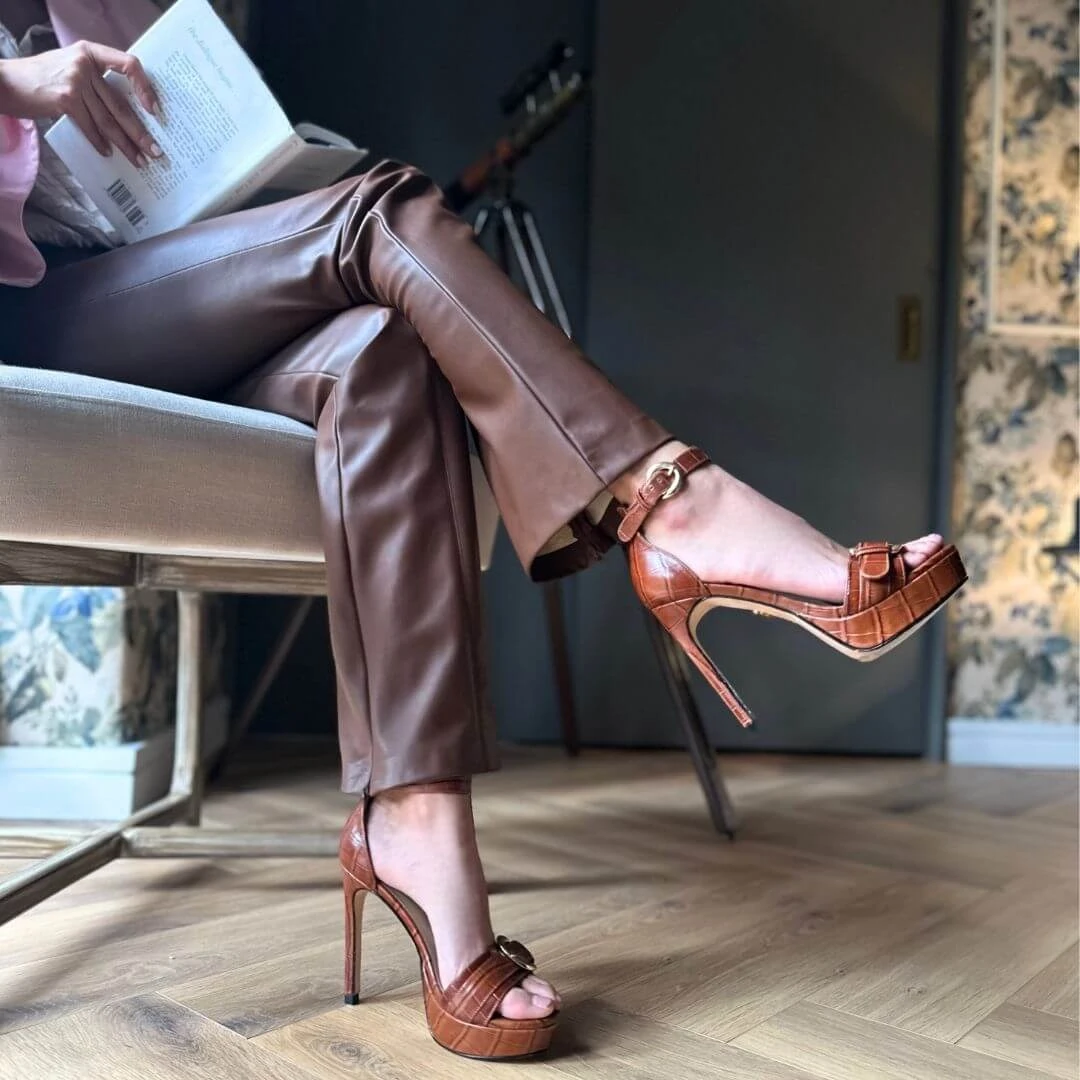 TROPEZ 135 - Cafe Regina Romero Zapato Sandalia Plataforma Tacon Alto Para Dama En Piel 7 TROPEZ 135 - Cafe Regina Romero Zapato Sandalia Plataforma Tacon Alto Para Dama En Piel - Imagen 7