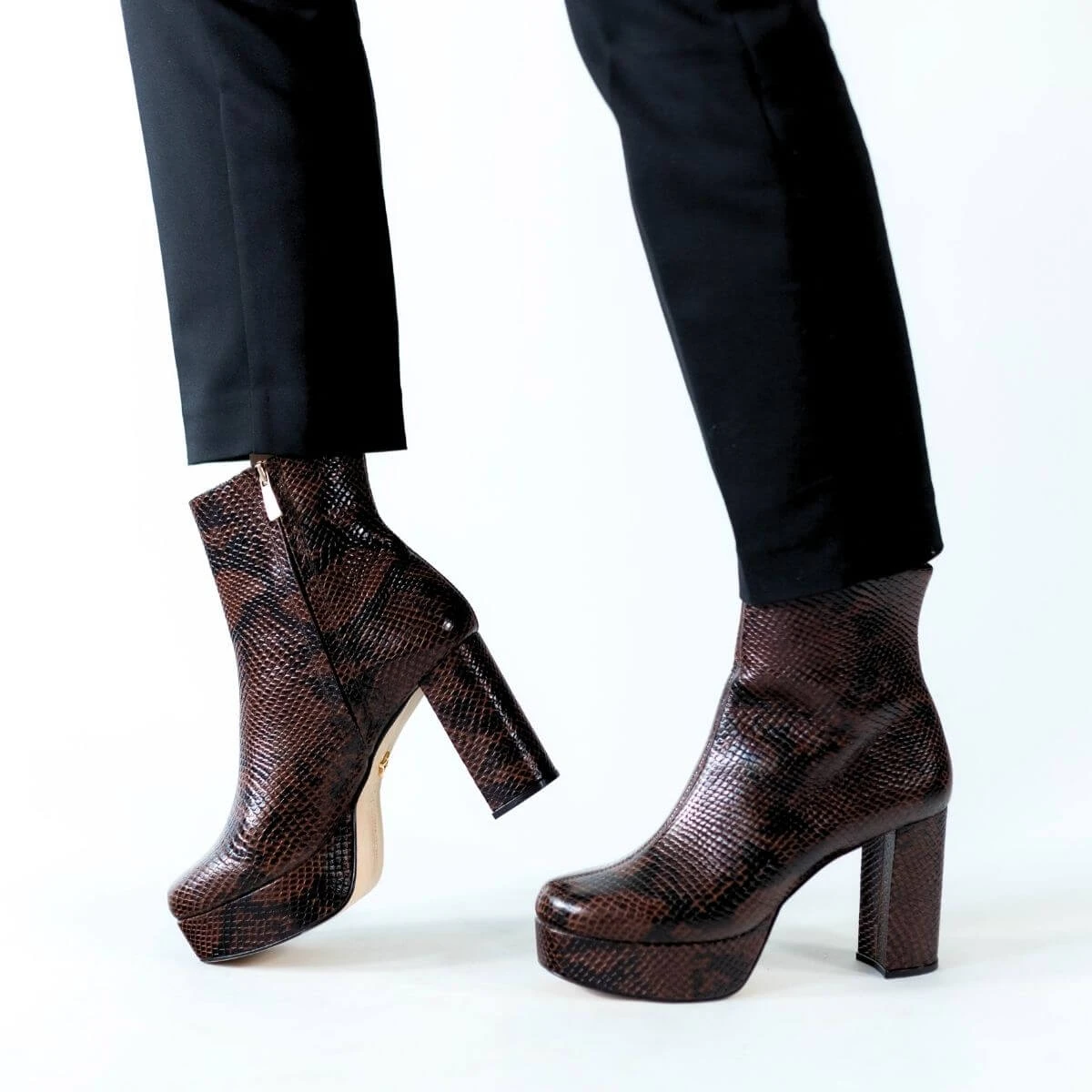 ELSY 95 - Cafe Regina Romero Zapato Bota Botin Plataforma Tacon Alto Para Dama En Piel 4 ELSY 95 - Cafe Regina Romero Zapato Bota Botin Plataforma Tacon Alto Para Dama En Piel - Imagen 4