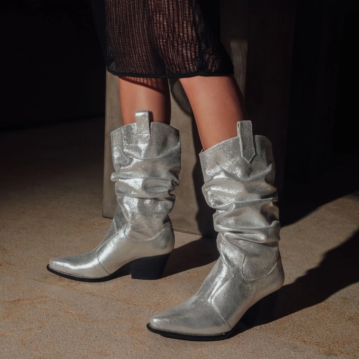 MADELEINE 60 - Plata Regina Romero Zapato Bota Botin Tacon Bajo Para Dama En Piel 3 MADELEINE 60 - Plata Regina Romero Zapato Bota Botin Tacon Bajo Para Dama En Piel - Imagen 3