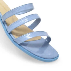 CILIA - Charol Azul Claro Regina Romero Zapato Sandalia De Piso Para Dama En Piel -Reginaromero Tienda de ventas Regina Romero zapato flat mule de piso Cilia azul claro charol piel 5
