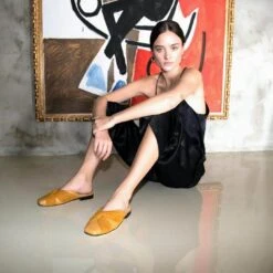 GISELLE - Mostaza Regina Romero Zapato Flat Balerina De Piso Para Dama En Piel 11 GISELLE - Mostaza Regina Romero Zapato Flat Balerina De Piso Para Dama En Piel -Reginaromero Tienda de ventas Regina Romero zapato flat mule de piso Giselle mostaza ante piel 10