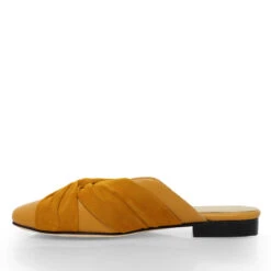 GISELLE - Mostaza Regina Romero Zapato Flat Balerina De Piso Para Dama En Piel 14 GISELLE - Mostaza Regina Romero Zapato Flat Balerina De Piso Para Dama En Piel -Reginaromero Tienda de ventas Regina Romero zapato flat mule de piso Giselle mostaza ante piel 3