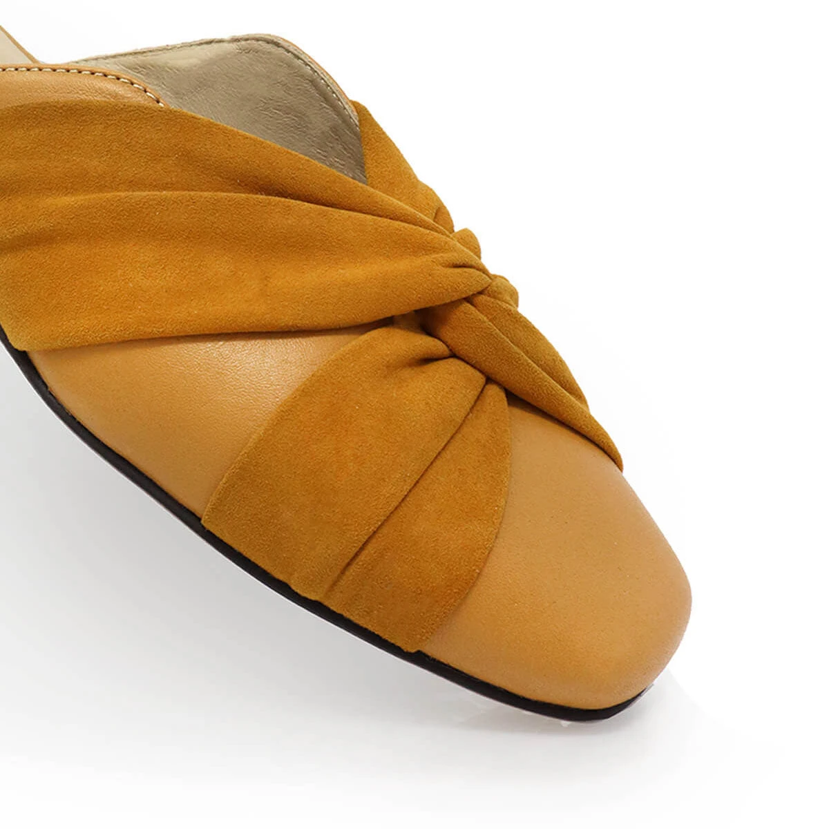 GISELLE - Mostaza Regina Romero Zapato Flat Balerina De Piso Para Dama En Piel 8 GISELLE - Mostaza Regina Romero Zapato Flat Balerina De Piso Para Dama En Piel - Imagen 8