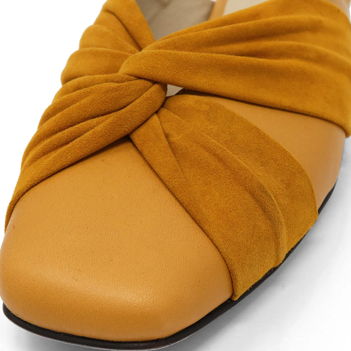 GISELLE - Mostaza Regina Romero Zapato Flat Balerina De Piso Para Dama En Piel 9 GISELLE - Mostaza Regina Romero Zapato Flat Balerina De Piso Para Dama En Piel - Imagen 9