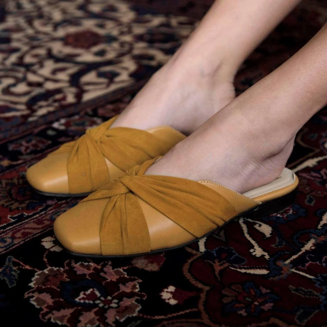 GISELLE - Mostaza Regina Romero Zapato Flat Balerina De Piso Para Dama En Piel 2 GISELLE - Mostaza Regina Romero Zapato Flat Balerina De Piso Para Dama En Piel - Imagen 2