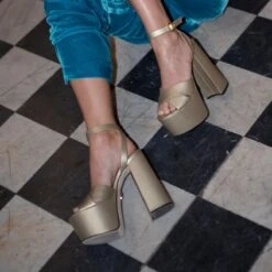 AURA 150 - Oro Regina Romero Zapato Sandalia Plataforma Tacon Alto Para Dama En Piel 10 AURA 150 - Oro Regina Romero Zapato Sandalia Plataforma Tacon Alto Para Dama En Piel -Reginaromero Tienda de ventas Regina Romero zapato sandalia plataforma tacon alto Aura 150 oro claro piel 7