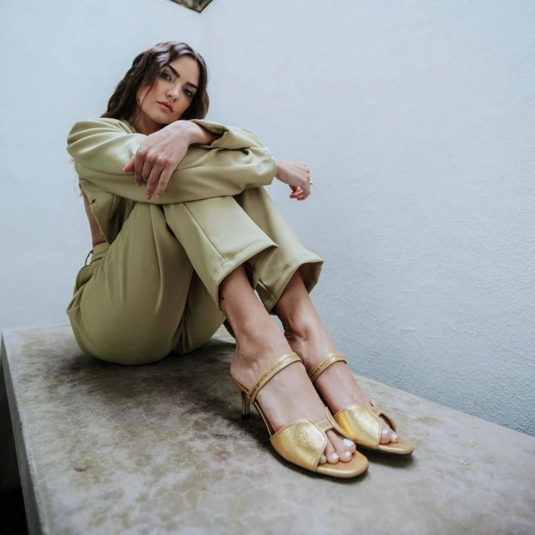 VEGA 60 - Oro Regina Romero Zapato Sandalia Zapatilla Tacon Bajo Para Dama En Piel - Imagen 4