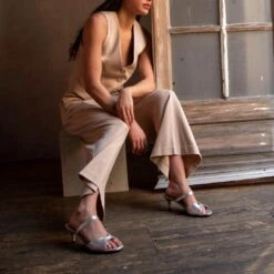 VEGA 60 - Plata Regina Romero Zapato Sandalia Zapatilla Tacon Bajo Para Dama En Piel -Reginaromero Tienda de ventas Regina Romero zapato sandalia zapatilla tacon bajo Vega 60 plata piel 12