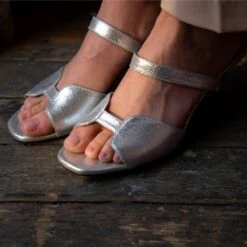 VEGA 60 - Plata Regina Romero Zapato Sandalia Zapatilla Tacon Bajo Para Dama En Piel -Reginaromero Tienda de ventas Regina Romero zapato sandalia zapatilla tacon bajo Vega 60 plata piel 8