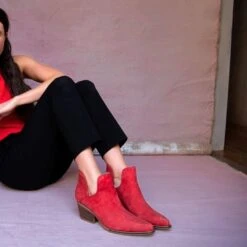 ISSA 60 - Rojo Regina Romero Zapato Bota Botin Tacon Bajo Para Dama En Piel 11 ISSA 60 - Rojo Regina Romero Zapato Bota Botin Tacon Bajo Para Dama En Piel -Reginaromero Tienda de ventas Regina Romero zapatp bota botin tacon bajo Issa 60 rojo nobuck piel 9