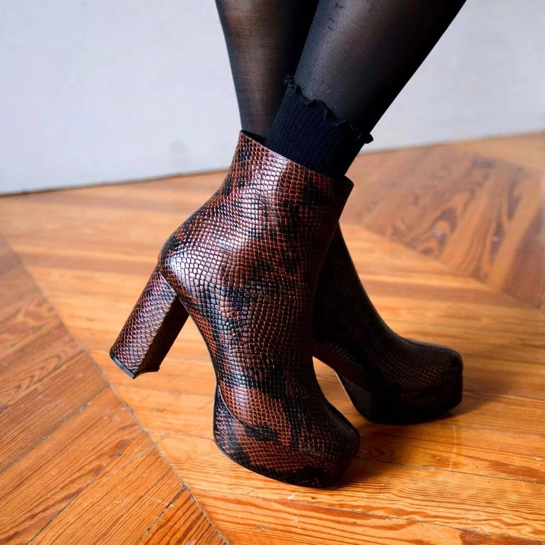 ELSY 95 - Cafe Regina Romero Zapato Bota Botin Plataforma Tacon Alto Para Dama En Piel 2 ELSY 95 - Cafe Regina Romero Zapato Bota Botin Plataforma Tacon Alto Para Dama En Piel - Imagen 2