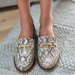 JUDY - Beige Regina Romero Zapato Mocasin De Piso Para Dama En Piel -Reginaromero Tienda de ventas mocasines judy beige regina romero lifestyle 3