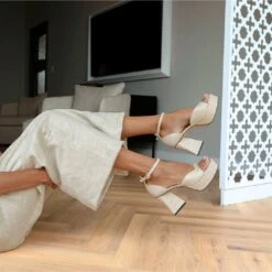 BONNIE 95 - Beige Regina Romero Zapato Sandalia Plataforma Tacon Alto Para Dama En Piel -Reginaromero Tienda de ventas sandalias plataforma bonnie beige regina romero lifestyle 2