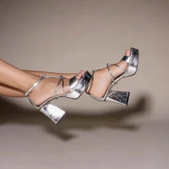 CALIPSO 95 - Plata Regina Romero Zapato Sandalia Plataforma Tacon Alto Para Dama En Piel 12 CALIPSO 95 - Plata Regina Romero Zapato Sandalia Plataforma Tacon Alto Para Dama En Piel -Reginaromero Tienda de ventas sandalias plataforma calipso plata regina romero lifestyle 4