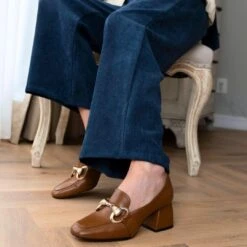 GRETA 40 - Miel Regina Romero Zapato Zapatilla Tacon Bajo Para Dama En Piel -Reginaromero Tienda de ventas zapatillas greta cafe regina romero lifestyle 2