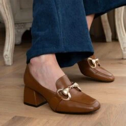 GRETA 40 - Miel Regina Romero Zapato Zapatilla Tacon Bajo Para Dama En Piel -Reginaromero Tienda de ventas zapatillas greta cafe regina romero lifestyle 3