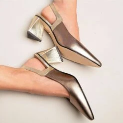 LARA 50 - Seda Y Oro Regina Romero Zapato Zapatilla Tacon Bajo Para Dama En Piel -Reginaromero Tienda de ventas zapatillas lara dorado regina romero lifestyle 3