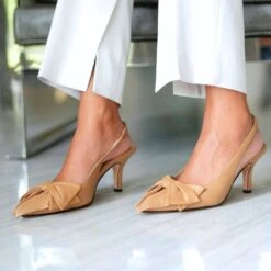 MIMI 50 - Camel Regina Romero Zapato Sandalia Zapatilla Tacon Bajo Para Dama En Piel -Reginaromero Tienda de ventas zapatillas mimi nude regina romero lifestyle 2