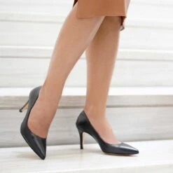 REGINA PUMP 75 - Negro Regina Romero Zapato Zapatilla Tacon Alto Para Dama En Piel -Reginaromero Tienda de ventas zapatillas pump negro regina romero lifestyle 2