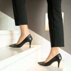 REGINA PUMP 75 - Negro Regina Romero Zapato Zapatilla Tacon Alto Para Dama En Piel -Reginaromero Tienda de ventas zapatillas pump negro regina romero lifestyle 4